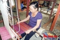 Phụ nữ dân tộc Mông huyện Mường Lát kiếm tiền từ nghề thêu trang phục truyền thống