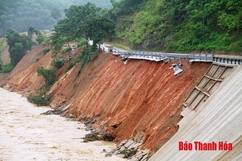 Quốc lộ 16 qua huyện Quan Sơn đang bị sạt lở nghiêm trọng