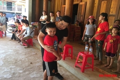 Ca sỹ Quang Lê cùng Hoa hậu quý bà Bùi Thị Hà trao quà cho người dân vùng lũ Quan Sơn
