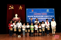 Thành đoàn TP Thanh Hóa trao học bổng “Nâng bước em đến trường” cho học sinh nghèo vượt khó học giỏi