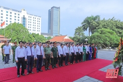Đoàn đại biểu dự Đại hội Thi đua yêu nước tỉnh Thanh Hóa dâng hương, báo công với Bác Hồ