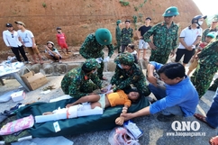 Tiếp cận Trà Leng, bắt đầu vận chuyển người bị thương đi cấp cứu