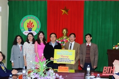 Bộ trưởng Bộ GD-ĐT Phùng Xuân Nhạ tặng quà cho trườngTHCS Lê Đình Chinh (Ngọc Lặc)