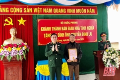 Phó Chủ nhiệm Tổng cục Chính trị Nguyễn Trọng Nghĩa trao nhà tình nghĩa cho gia đình chính sách ở huyện Hà Trung