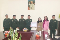 Tặng quà cho hội viên phụ nữ nghèo huyện Quan Sơn và Đồn Biên phòng Tam Thanh