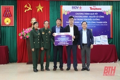 Báo Tiền Phong và Ngân hàng BIDV chi nhánh Thanh Hóa tặng quà cho các đối tượng người có công