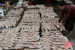Các cơ sở buôn bán hải sản dồn sức cung ứng hàng những ngày cuối năm