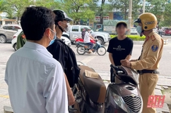 Công an TP Thanh Hóa ra quân xử phạt người không đeo khẩu trang nơi công cộng