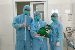 Bệnh viện Phổi Thanh Hoá mổ lấy thai thành công cho thai phụ đang cách ly phòng, chống dịch COVID-19
