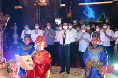 Chủ tịch UBND tỉnh Đỗ Minh Tuấn và các đồng chí lãnh đạo tỉnh dâng hương tại Khu di tích Quốc gia đặc biệt Lam Kinh
