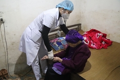 Thị xã Bỉm Sơn tiêm vắc xin phòng COVID-19 lưu động đến nhà người dân