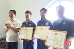 Khen thưởng các cá nhân dũng cảm cứu người trên hồ Hao Hao