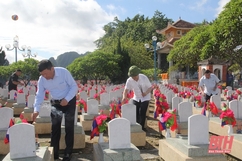 Phó Chủ tịch Thường trực UBND tỉnh Nguyễn Văn Thi viếng Nghĩa trang Liệt sỹ Quốc tế Việt - Lào