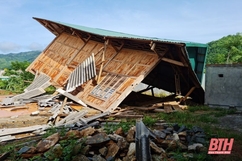 Giông lốc làm 2 ngôi nhà ở xã Trung Sơn bị sập, tốc mái