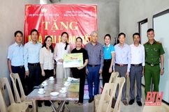 Trao hỗ trợ 100 triệu đồng xây nhà cho phụ nữ có hoàn cảnh đặc biệt khó khăn huyện Thiệu Hóa