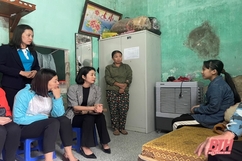 Ban nữ công Đài Phát Thanh và Truyền hình Thanh Hóa nhận và trao kinh phí đỡ đầu 2 trẻ mồ côi, có hoàn cảnh đặc biệt khó khăn