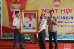 Chủ nhiệm Ủy ban Kiểm tra Tỉnh ủy Lê Quang Hùng dự Ngày hội Đại đoàn kết toàn dân tộc tại thôn Minh Long