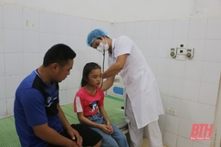 Bệnh viện Đa khoa huyện Quan Sơn khám, điều trị miễn phí cho 470 lượt bệnh nhân người Lào