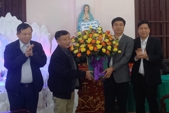 Lãnh đạo huyện Yên Định thăm, tặng quà các giáo xứ