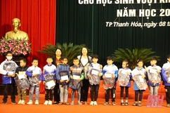 Trao tài trợ cho 1.000 học sinh nghèo hiếu học tỉnh Thanh Hóa