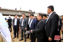 Bộ trưởng Bộ Kế hoạch và Đầu tư Nguyễn Chí Dũng kiểm tra tiến độ dự án tuyến đường bộ ven biển đoạn qua tỉnh Thanh Hóa