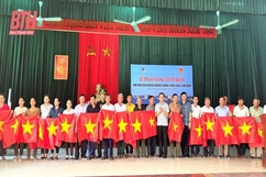 Trao 2.000 lá cờ Tổ quốc cho ngư dân huyện Quảng Xương
