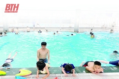 Đảm bảo an toàn cho trẻ tại các điểm dạy bơi trong dịp hè