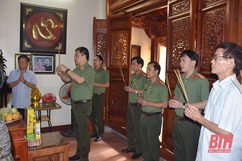 Thiếu tướng Trần Phú Hà, Giám đốc Công an tỉnh thăm, tặng quà các gia đình thương binh, liệt sĩ, người có công với cách mạng
