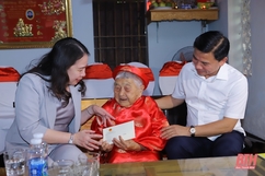 Phó Chủ tịch nước Võ Thị Ánh Xuân thăm, tặng quà Mẹ Việt Nam anh hùng, thương binh, Trung đoàn Không quân 923, Làng trẻ SOS và cô giáo khuyết tật Lê Thị Thắm