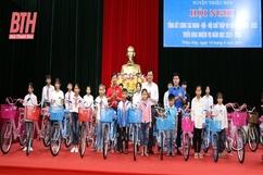 Hội Chữ thập đỏ huyện Thiệu Hoá tặng xe đạp cho học sinh nghèo vượt khó