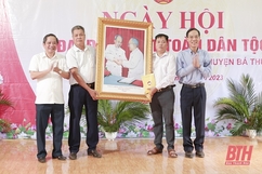 Phó Chủ tịch UBND tỉnh Đầu Thanh Tùng dự Ngày hội Đại đoàn kết toàn dân tộc tại huyện Bá Thước