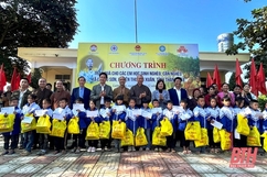 Trao tặng 650 suất quà cho các em học sinh nghèo, cận nghèo xã Lương Sơn