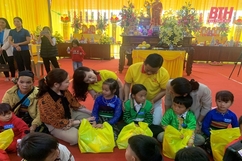Trao quà tết cho trẻ mồ côi và hộ gia đình khó khăn tại các huyện Lang Chánh, Quan Sơn