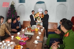 Lãnh đạo huyện Yên Định thăm, chúc mừng các giáo xứ trên địa bàn