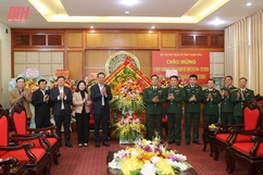 Phó Bí thư Tỉnh ủy Trịnh Tuấn Sinh chúc mừng Bộ Chỉ huy Quân sự tỉnh nhân dịp kỷ niệm 79 năm Ngày thành lập Quân đội nhân dân Việt Nam