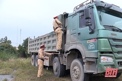 Công an huyện Yên Định cắt bỏ thành thùng xe ô tô tải cơi nới sai quy định