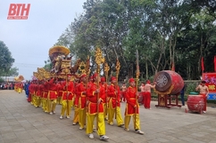 Dâng hương tại đền thờ Trung túc vương Lê Lai