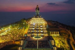 Núi Bà Đen, Tây Ninh: Hàng trăm ngàn hoa đăng được thắp sáng tại đại lễ dâng đăng Rằm Tháng Giêng