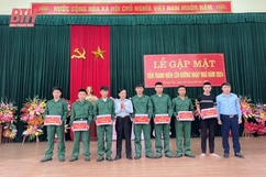 Hội Nông dân tỉnh trao quà động viên thanh niên chuẩn bị lên đường thực hiện nghĩa vụ quân sự
