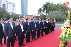 Đoàn đại biểu hai tỉnh Hòa Bình và Thanh Hóa dâng hoa, dâng hương tưởng niệm Chủ tịch Hồ Chí Minh