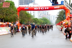 Tay đua Petr Rikunov về nhất chặng 6 cuộc đua xe đạp toàn quốc tranh Cúp Truyền hình TP Hồ Chí Minh 2024