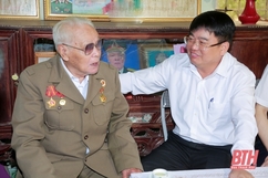 Trưởng Ban Quản lý KKT Nghi Sơn và các KCN tỉnh Nguyễn Tiến Hiệu thăm, tặng quà chiến sĩ Điện Biên tại huyện Ngọc Lặc