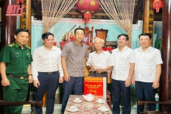Chủ nhiệm Ủy ban Kiểm tra Tỉnh ủy Lê Quang Hùng thăm, tặng quà các gia đình chính sách tham gia chiến dịch Điện Biên Phủ tại Thường Xuân