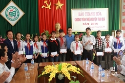 Đoàn Thanh niên Báo Thanh Hóa trao quà cho học sinh nghèo vượt khó học giỏi tại huyện Quan Sơn