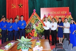Các đồng chí lãnh đạo tỉnh chúc mừng Tỉnh đoàn nhân ngày thành lập Đoàn TNCS Hồ Chí Minh