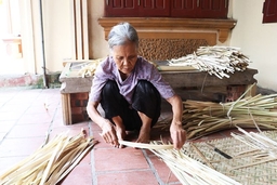 Nguy cơ mai một nghề đan cót làng Giàng