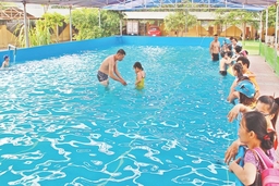 Mô hình bể bơi thông minh - một sân chơi bổ ích ngày hè