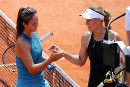 Halep đấu tứ kết với Kerber, Wozniacki bị loại ở Roland Garros
