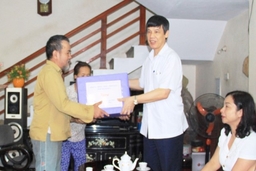 Đồng chí Chủ tịch UBND tỉnh thăm, tặng quà các gia đình chính sách tại TP Thanh Hóa