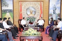 Đồng chí Bí thư Tỉnh ủy Trịnh Văn Chiến tiếp xã giao tân Giám mục Giáo phận Thanh Hóa